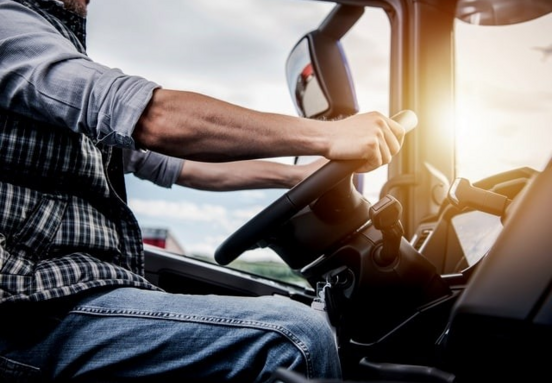 Au-delà du volant: pourquoi le bien-être des chauffeurs routiers en Belgique doit guider vos choix d’entrepôts et de bureaux